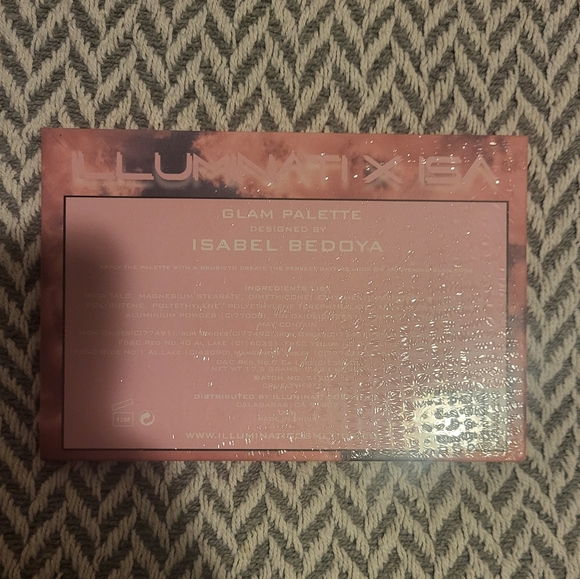 ILLUMINATI Cosmetics x ISA Eyeshadow Palette - Picture 4 of 5